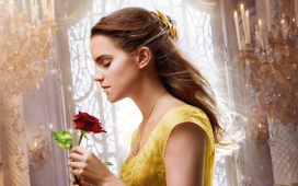 手拿玫瑰花的金发美女