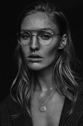 Merethe Hvam-戴眼镜的雀斑女孩黑白人像