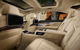 高清晰2017款宝马新旗舰M760Li xDrive系列轿车内饰车头细节壁纸