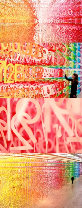 探索丰富多彩的“森林”-东京国家艺术中心委托东京建筑师Emmanuelle Moureaux设计的2000平方米展览空间-由100多种颜色悬挂60,000多个数字组成，看起来像三维二进制代码。