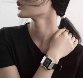 极简主义隐形手表设计-采用抛光不锈钢制成，具有硬质水晶玻璃前面，配置精致意大利皮革表带，防水，有9种款式，带在手上十分时尚
