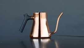 Stagg EKG咖啡水壶-让用户通过应用程序远程精确地控制其温度，以最佳的温度酿造咖啡，有一个细长的喷口和手柄，手柄中的重量使更接近用户的手以进行受控倾倒，而细长喷嘴以达到精确的水流