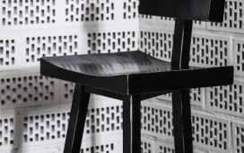 VOKU-中国传统线条椅子-有一个凹入的形状，黑色的深度强调它足够舒适