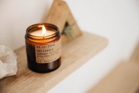 P.F.蜡烛-它可以照亮一个房间，琥珀色的瓶子和棕色的标签给产品一个泥土的感觉，优雅的包装搭配令人愉快的香味，立刻使房子感觉像一个温馨的家
