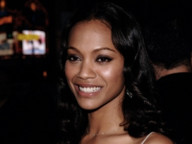 微笑的佐伊・索尔达娜