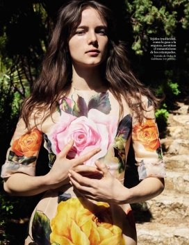 安娜・德・瑞克-拥抱春天的花朵-Vogue西班牙-印花系列连衣裙人像秀