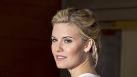 高清晰微笑的金发女神-玛姬恩典壁纸