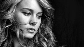 高清晰布丽・拉尔森黑白质感人像壁纸