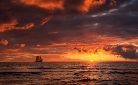 高清晰黄昏下海上帆船壁纸