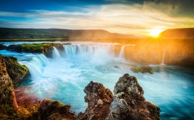 高清晰崖壁瀑布的早晨壁纸