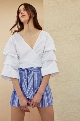 V字领的剪影-Club Monaco女性夏装人像