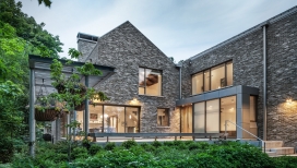 加拿大农场湖畔的家