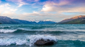 高清晰新西兰山海浪潮壁纸