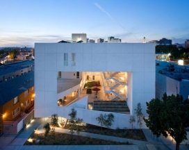 加利福尼亚建筑事务所布鲁克斯・斯卡帕设计了洛杉矶廉租房，发展容纳流离失所的会员人