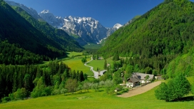 阿尔卑斯山谷的春天