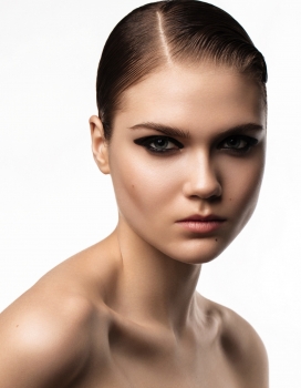 POGORELA-化妆人像