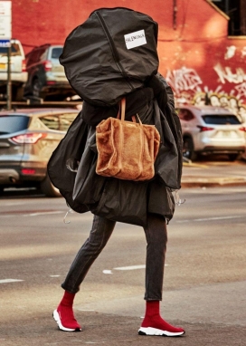 Interview杂志-Julia Gall街拍风格包包