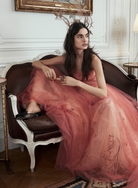 布兰卡・帕迪拉-Dior高级定制的Vanity Fair 西班牙-薄纱长袍，羽毛头饰和镀金装饰品与长裤，让整个氛围充满魅力