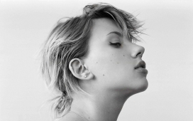 高清晰斯嘉丽・约翰逊黑白人像壁纸