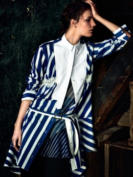 劳拉・坎普曼-沉迷古代戏剧中的姿势-Harper Bazaar杂志