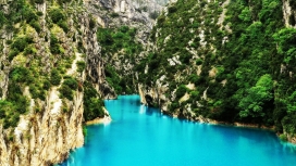 高清晰深蓝悬崖河壁纸