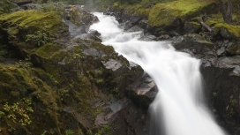 高清晰峭壁瀑布壁纸