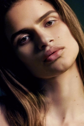 琳达海伦娜-VOGUE时尚墨西哥2017年6月-闪烁的美丽和芬芳的心情