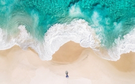 高清晰蓝色沙滩海浪壁纸