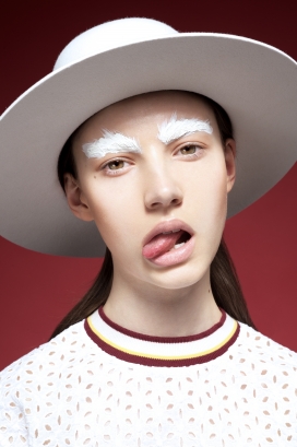 Sleek杂志-白眉美女