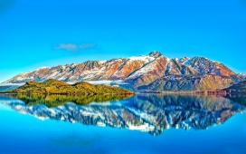 风景优美的雪山湖山地景观
