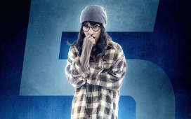 戴针织帽子的劳米・拉佩斯