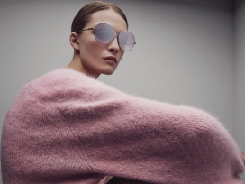 Tom Ford新赛季射灯亮片礼服-优雅的眼镜和漆皮靴