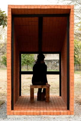 采用1200块红砖搭建4平米的“沉思”冥想小教堂