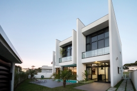 巴西300平米带地下室的纯白之家-传递光与影的浪漫故事