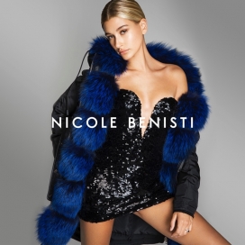 海莉・鲍德温-Nicole Benisti 2017秋冬运动-时髦的鸡尾酒礼服，五颜六色的毛皮外套