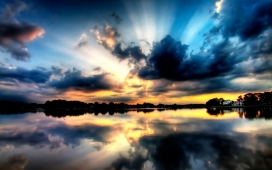 晚霞湖倒影壁纸