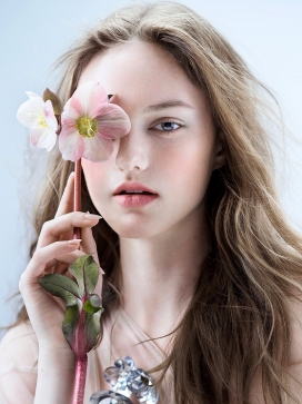 Harper Bazaar越南-设计师选用乳木果花绣花上衣和裙子，迷人的浪漫化妆和看上去非常自然的头发