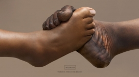 通过捐赠鞋筹款-Angel Bins天使箱公益平面广告