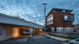 Archimania可以俯瞰孟菲斯火车轨道的四层楼的房屋