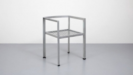 巴黎展出的Comme des GarçONS家具-有15件藏品，跨度长达10年，从双层桌子到弯曲的木制隔板不等