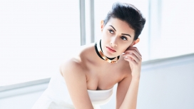 高清晰穿白色低胸美诱的艾米拉・达斯特壁纸