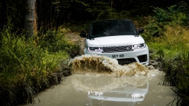 高清晰涉水的白色星脉越野车壁纸