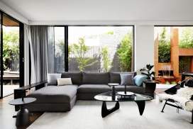 墨尔本单色的家-当代室内设计，一个温馨，舒适的感觉，同时散发着一种悠闲奢华的感觉