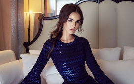 沙发床上的卡米拉・贝勒