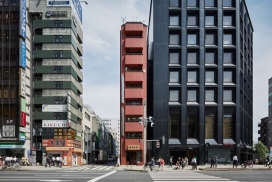 红色内饰的东京干食杂货店-设计师把固定装置和配件涂成了红色，就像里面的薄房子一样。