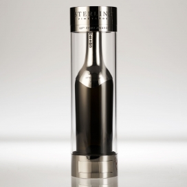 第六十九届艾美奖豪华酒瓶-一个特殊的雕刻和个性化的礼品盒