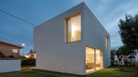 160平方米AMI-一个简单的两层立方混凝土房子