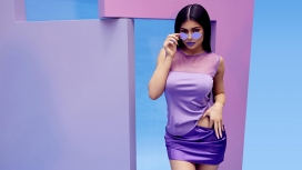 高清晰穿紫色服饰戴紫色墨镜的凯莉・詹娜壁纸