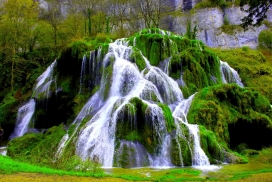 高清晰多角绿山瀑布壁纸