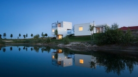 斯洛伐克高尔夫度假村家园附近的白屋-无论是横向或纵向都有不同的布局，是一个紧凑的住宅